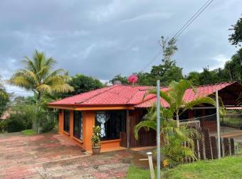 Amplia Casa de 4 Dormitorios con Vistas a la Montaña y Espacio al Aire Libre