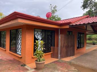 Amplia Casa de 4 Dormitorios con Vistas a la Montaña y Espacio al Aire Libre