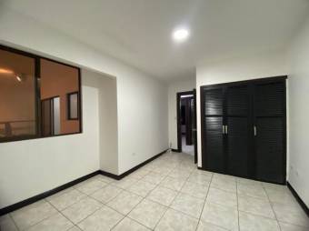 Se alquila casa con jardín privado en San Francisco de Heredia 24-809