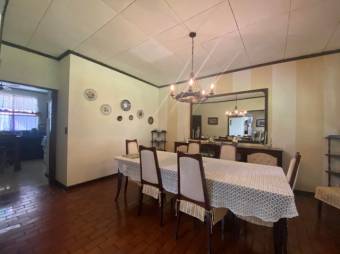 Se vende espaciosa casa con gran patio en San Rafael de Escazú 23-2989