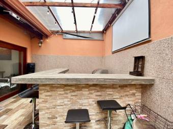 Se vende espaciosa casa con patio y terraza en San Rafael de Escazú 24-57