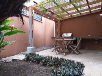 Se vende espaciosa casa en condominio de San Rafael de Escazú 23-2760