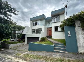 Se vende espaciosa casa con patio en Residencial de  Brasil de Santa Ana 23-3231