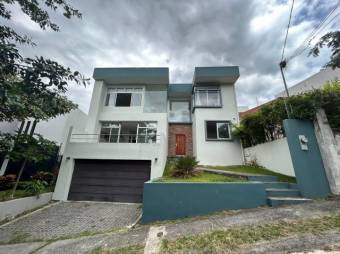 Se vende espaciosa casa con patio en Residencial de  Brasil de Santa Ana 23-3231