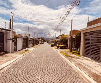 House for sale in Mercedes, north of Heredia, in the residential area of Los Luises 2.
