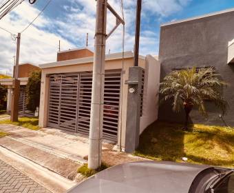 House for sale in Mercedes, north of Heredia, in the residential area of Los Luises 2.