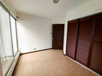 Se alquila espacioso apartamento frente a hospital metropolitano en Pozos de Santa Ana 24-849