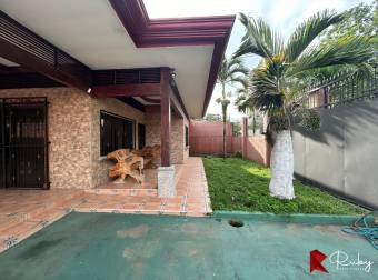 THIS COZY AND WELL LOCATED HOUSE FOR SALE, GUAPILES,