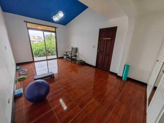 Se vende moderna y espaciosa casa con patio y terraza en San Vicente de Moravia 23-3563