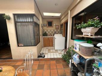 Se vende espaciosa casa con patio en zona privilegiada de Escazú 23-3298