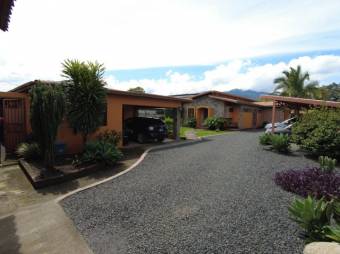 MLS-23-1462 VENTA PROPIEDAD CON 3 CASAS SANTA ANA SAN JOSE