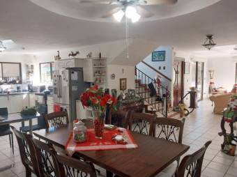 Se vende hermosa casa con gran lote en San Rafael de Santa Ana 23-1554