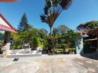 Se vende hermosa casa con gran lote en San Rafael de Santa Ana 23-1554