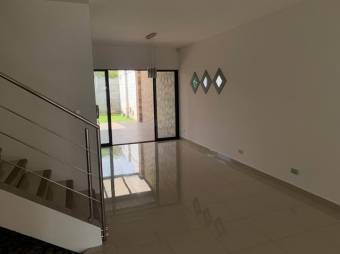 Se vende espaciosa casa con patio y terraza en condominio de Piedades de Santa Ana 24-414