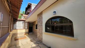 Se vende espaciosa casa con uso de suelo mixto en Desamparados de San José 24-233