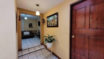 Se vende espaciosa casa con uso de suelo mixto en Desamparados de San José 24-233