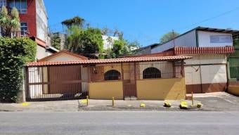 Se vende espaciosa casa con uso de suelo mixto en Desamparados de San José 24-233