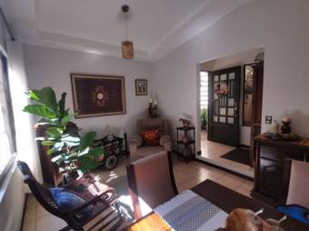 Se vende espaciosa casa en San Pedro Heredia 23-1607