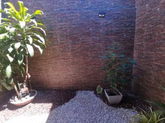 Se vende espaciosa casa en San Pedro Heredia 23-1607