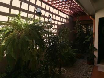 Se vende espaciosa casa en San Pedro Heredia 23-1607