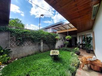 Se vende casa con patio a metros de la Embajada Americana en Pavas San Jose A25-139