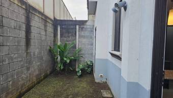 Se vende espaciosa casa en condominio de Ulloa Heredia 25-509