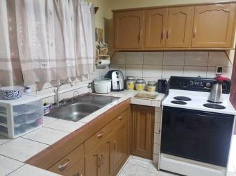 Se vende espaciosa casa de 2 plantas en San Joaquín Heredia 23-2059