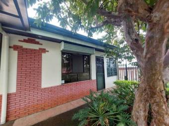 Se vende espaciosa casa en Mercedes Heredia A24-1775