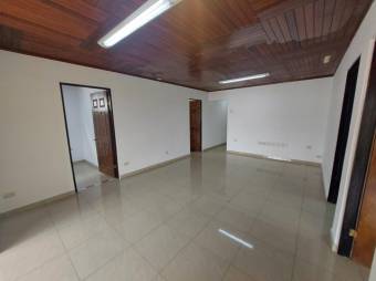 Se vende espaciosa casa en Mercedes Heredia A24-1775