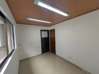 Se vende espaciosa casa en Mercedes Heredia A24-1775