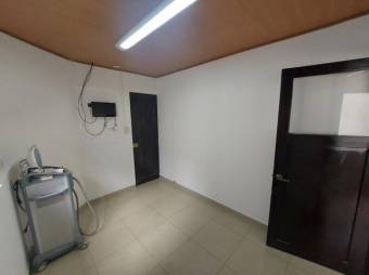 Se vende espaciosa casa en Mercedes Heredia A24-1775