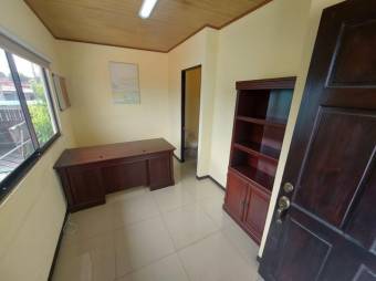 Se vende espaciosa casa en Mercedes Heredia A24-1775