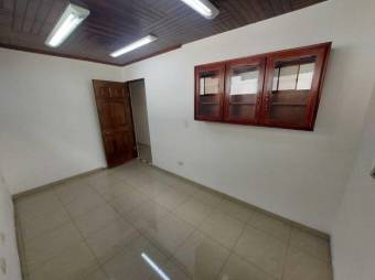 Se vende espaciosa casa en Mercedes Heredia A24-1775