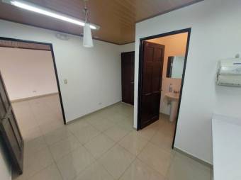 Se vende espaciosa casa en Mercedes Heredia A24-1775