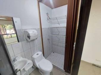 Se vende espaciosa casa en Mercedes Heredia A24-1775