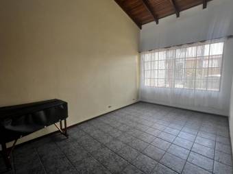 Se vende espaciosa casa con patio en San Vicente Heredia 25-282