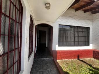 Se vende espaciosa casa con patio en San Vicente Heredia 25-282