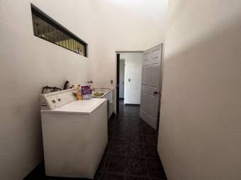 Se vende espaciosa casa con patio en San Vicente Heredia 25-282