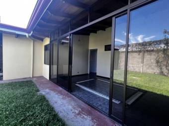 Se vende espaciosa casa con patio en San Vicente Heredia 25-282