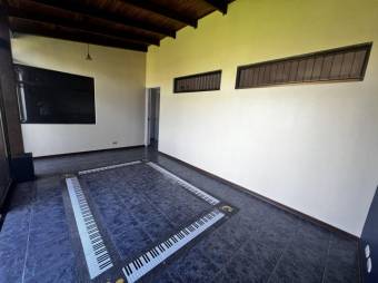 Se vende espaciosa casa con patio en San Vicente Heredia 25-282