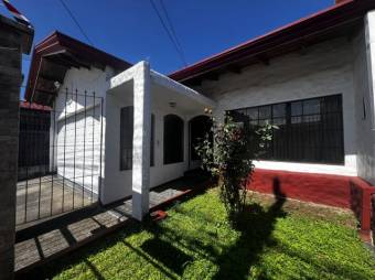 Se vende espaciosa casa con patio en San Vicente Heredia 25-282