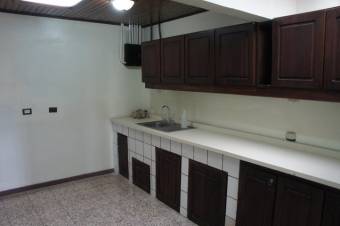 Se vende casa con amplio patio y terraza en Mercedes Heredia A23-1609