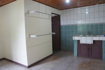 Se vende casa con amplio patio y terraza en Mercedes Heredia A23-1609