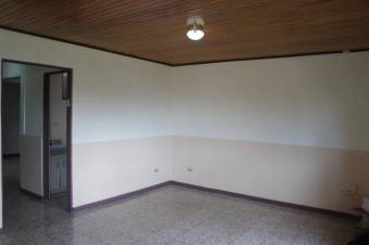 Se vende casa con amplio patio y terraza en Mercedes Heredia A23-1609