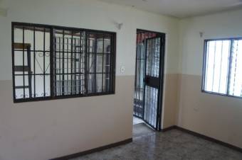 Se vende casa con amplio patio y terraza en Mercedes Heredia A23-1609