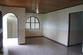 Se vende casa con amplio patio y terraza en Mercedes Heredia A23-1609