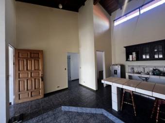 Se vende espaciosa propiedad con patio en San Vicente Santo Domingo A25-282