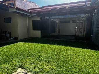 Se vende espaciosa propiedad con patio en San Vicente Santo Domingo A25-282