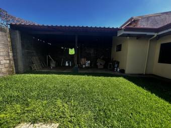 Se vende espaciosa propiedad con patio en San Vicente Santo Domingo A25-282