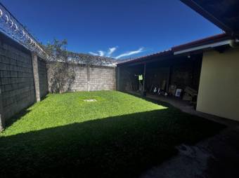 Se vende espaciosa propiedad con patio en San Vicente Santo Domingo A25-282